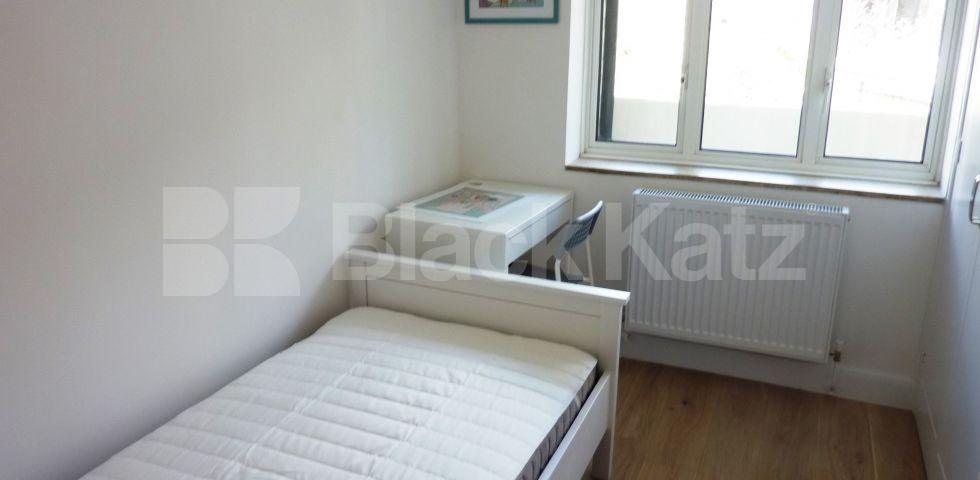 			 NEWLY REFURBISHED 3 BED GOOD FOR 4 SHARERS!, 3 Bedroom, 1 bath, 1 reception Flat			 Harrington Square, CAMDEN/MORNINGTON CRESCENT